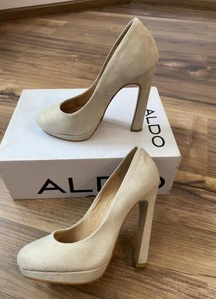 Бежеві замшеві туфлі aldo