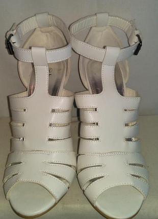 Гарні фірмові босоніжки для супер ніжки