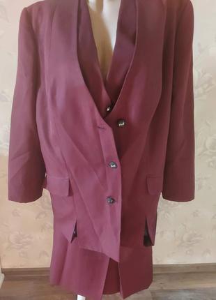 Женский костюм с юбкой тройка.