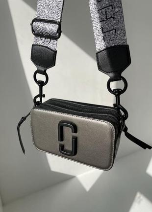 Marc jacobs small camera bag silver black популярная сумочка марк джейкобс серебристая серебряная красная внутри срібна срібляста червона всередині6 фото