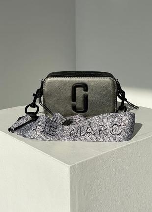 Marc jacobs small camera bag silver black популярная сумочка марк джейкобс серебристая серебряная красная внутри срібна срібляста червона всередині