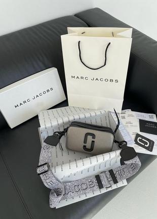 Marc jacobs small camera bag silver black популярная сумочка марк джейкобс серебристая серебряная красная внутри срібна срібляста червона всередині9 фото