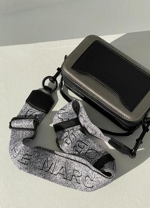 Marc jacobs small camera bag silver black популярная сумочка марк джейкобс серебристая серебряная красная внутри срібна срібляста червона всередині2 фото