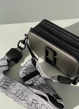 Marc jacobs small camera bag silver black популярная сумочка марк джейкобс серебристая серебряная красная внутри срібна срібляста червона всередині3 фото