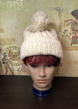 В’язана вовняна шапка