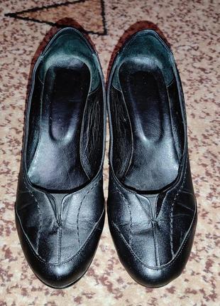 Чёрные туфли на танкетке кожаные2 фото