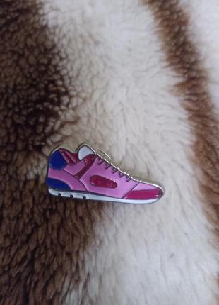 Металлический значок кроссовок