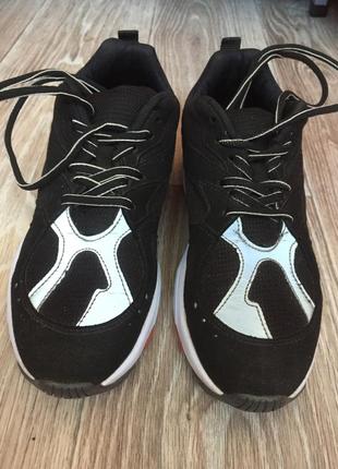 Кросівки жіночі. чорні.