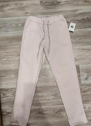 Рожеві пудрові  штани джинси з гарними  стрічками по бокам в камнях