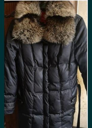 Пуховик-пальто с натуральным воротником.1 фото
