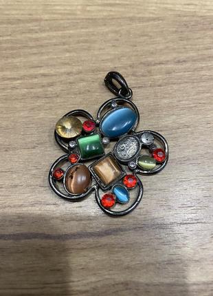 Масивний металевий кулон у формі квітки з різнокольоровим камінням