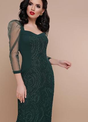 Нарядное зеленое платье-футляр с рукавом-сеткой1 фото