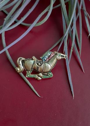 Брошь🌾 🐎ссср лошадь скакун значок анодированный алюминий винтаж1 фото