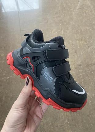 Зимові кросівки черевики для хлопчика чорні з червоною підошвою тм.м ❤️‍🔥