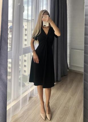 Базова чорна сукня