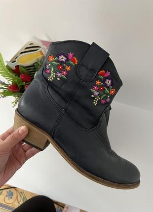 Крутые сапоги ботинки козачки с вышивкой zara
