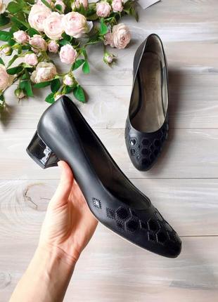 Шикарні чорні шкіряні туфлі італійського бренду salvatore ferragamo