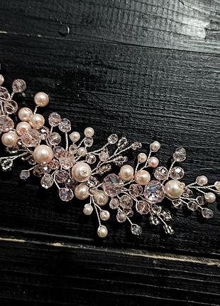 Пудрова гілочка в зачіску