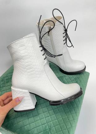 Білі ботильйони korsa 🔌 пітон натуральна шкіра замш зима осінь