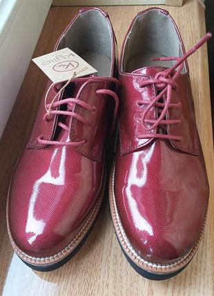 Новые лаковые туфли на платформе шнурки