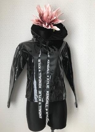 Новая (с этикеткой) черная виниловая курточка / худи с капюшоном, kendall + kylie, италия,размер  xs