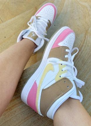 Nike air jordan 1 pink white
multicolor яскраві жіночі високі кросівки найк джордан білі рожеві жовті высокие разноцветные кроссовки розовые желтые3 фото