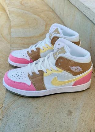 Nike air jordan 1 pink white
multicolor яскраві жіночі високі кросівки найк джордан білі рожеві жовті высокие разноцветные кроссовки розовые желтые7 фото