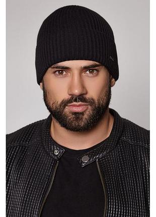 Чорна весняна в'язана чоловіча шапка з відворотом класична