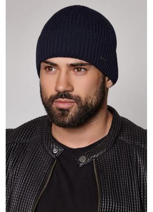 Чоловіча класична шапка в'язана на флісі