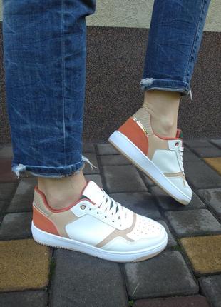 Кросівки жіночі білі в стилі nike jordan