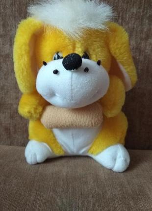 Мягкая игрушка собачка с костью высота 18 см