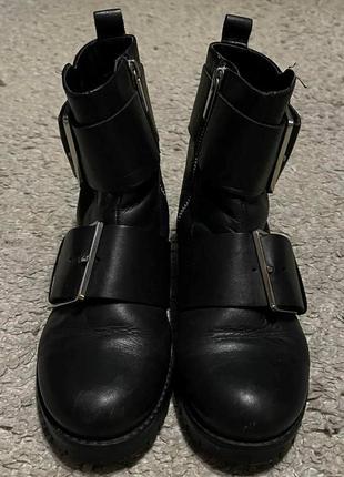 Оригінал.шкіряні жіночі черевики-ботильйони з пряжкою stradivarius3 фото