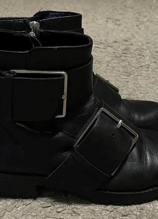 Оригінал.шкіряні жіночі черевики-ботильйони з пряжкою stradivarius4 фото
