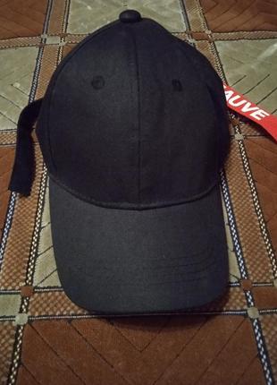 Модная кепка с кольцами