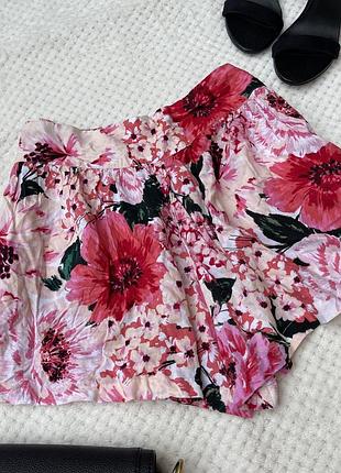 Чудові шорти в яскравий принт.