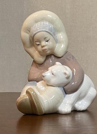 Фарфоровая статуэтка lladro «маленький эскимос».
