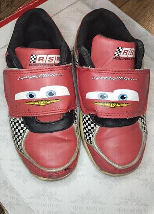 Кросовки з тачками, в яких світиться п'ятка при ходьбі.