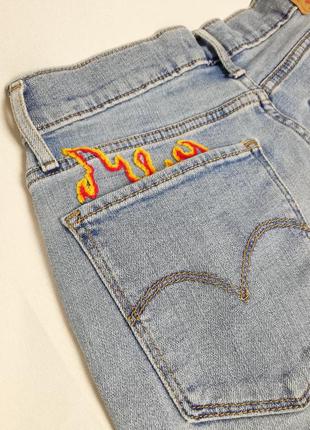 Джинси levi's  з високою талією. вишивка вогонь. fire.7 фото