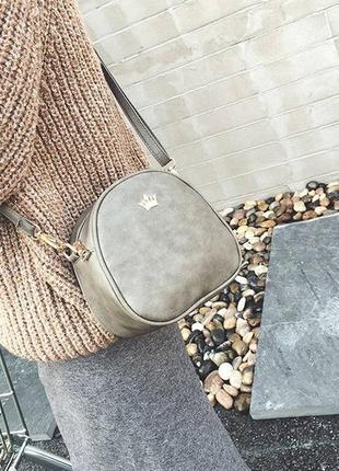 Женская мини сумка с короной серый4 фото