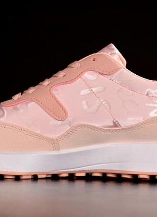 Розовые пудровые женские кроссовки с белой подошвой5 фото