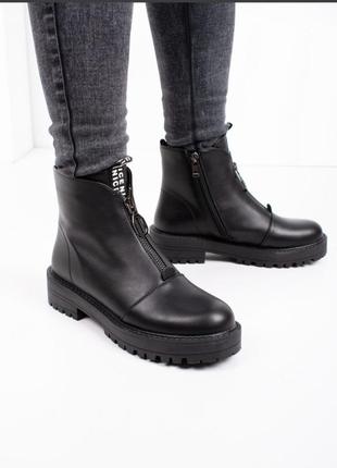 Стильные черные осенние деми ботинки низкий ход короткие с молнией впереди