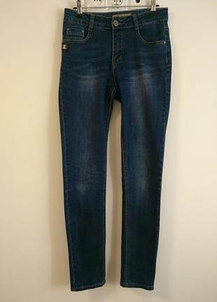 Синие узкие джинсы в идеальном состоянии.