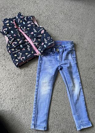 Джинси, безрукавка на дівчинку