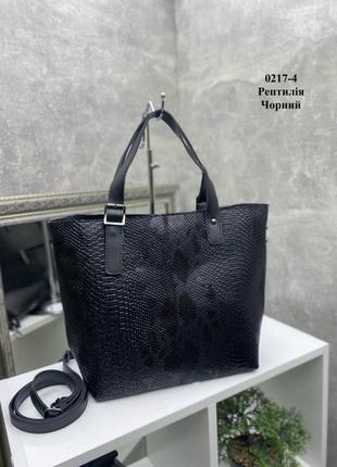 Черная - ​без логотипа - стильная качественная сумка из дорогого турецкого материала, с тиснением по