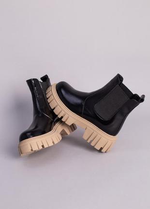 Стильні черевики челсі лакові шкіряні чорні на бежевій підошві осінні,весняні (осінь-весна 2022-2023)7 фото