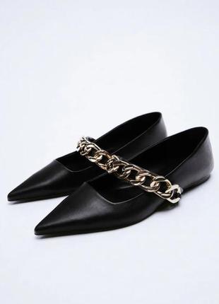 Чорні шкіряні лодочки zara оздоблені ланцюжком