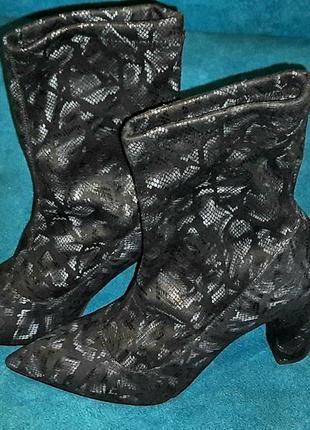 Стильные демисезонные ботинки-чулки под кожу рептилии. италия. размер 39-40.