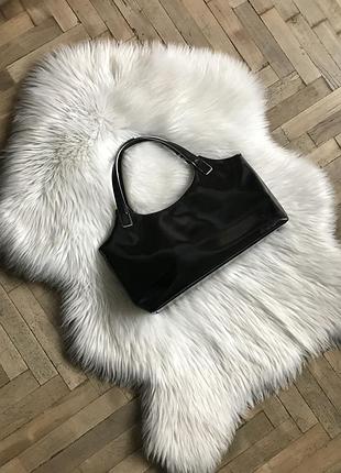 Сумка в минималистичном стиле dkny city