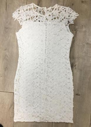 Біла мереживна сукня