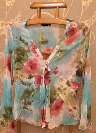 Очень красивая и стильная брендовая блузка в цветах.